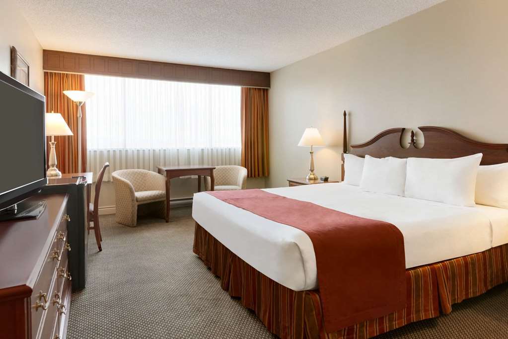 Travelodge By Wyndham Quebec City Hotel & Convention Centre Room photo