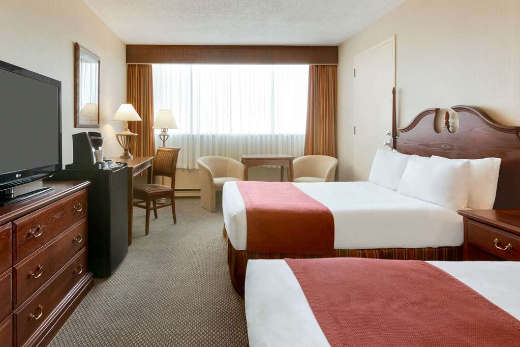 Travelodge By Wyndham Quebec City Hotel & Convention Centre Room photo